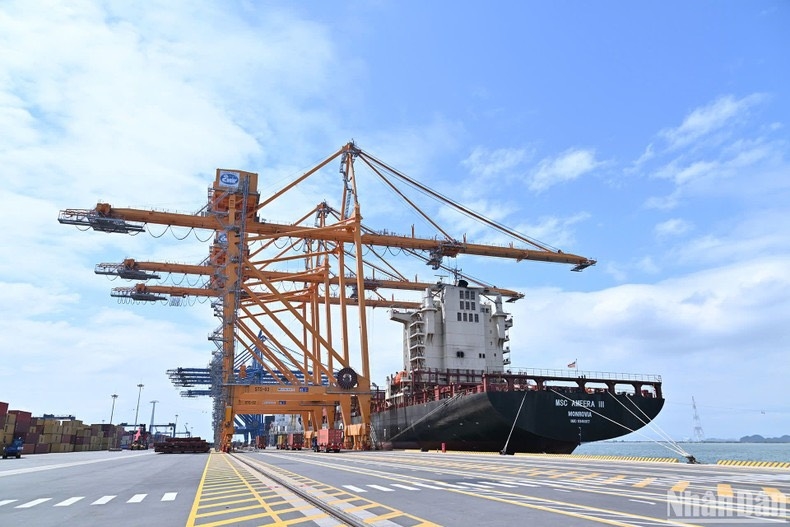 Một góc bến cảng container quốc tế số 3 và 4 Lạch Huyện.