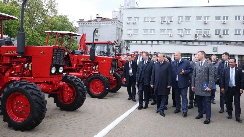 Tổng Bí thư Tô Lâm và Thủ tướng Belarus Aleksandr Turchin thăm Nhà máy Máy kéo Minsk. (Ảnh: Thống Nhất/TTXVN)