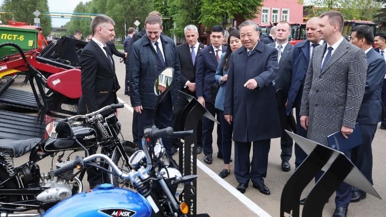 Thủ tướng Belarus Aleksandr Turchin (phải) đón Tổng Bí thư Tô Lâm đến thăm Nhà máy Máy kéo Minsk. (Ảnh: Thống nhất - TTXVN)