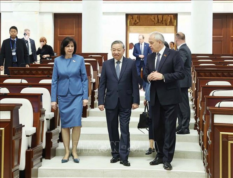 Chủ tịch Thượng viện Natalya Kochanova (bên trái) và Chủ tịch Hạ viện Igor Sergeyenko (bên phải) giới thiệu với Tổng Bí thư Tô Lâm về tòa nhà Trụ sở Quốc hội Belarus. Ảnh: TTXVN