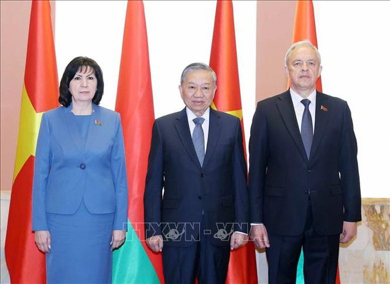 Tổng Bí thư Tô Lâm cùng Chủ tịch Thượng viện Natalya Kochanova và Chủ tịch Hạ viện Igor Sergeyenko chụp ảnh chung. Ảnh: TTXVN