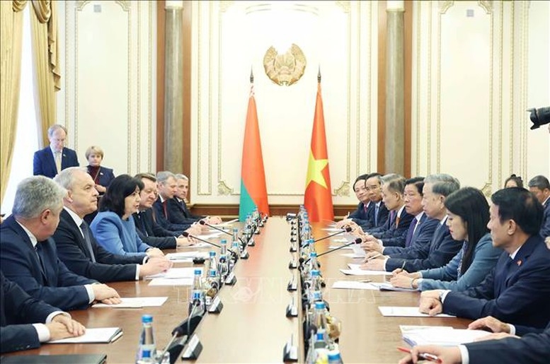 Tổng Bí thư Tô Lâm hội kiến Chủ tịch Thượng viện Natalya Kochanova và Chủ tịch Hạ viện Igor Sergeyenko. Ảnh: TTXVN