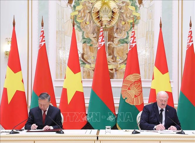 Tổng Bí thư Tô Lâm và Tổng thống Aleksandr Lukashenko ký Tuyên bố chung về việc thiết lập quan hệ Đối tác chiến lược Việt Nam - Belarus. Ảnh: TTXVN