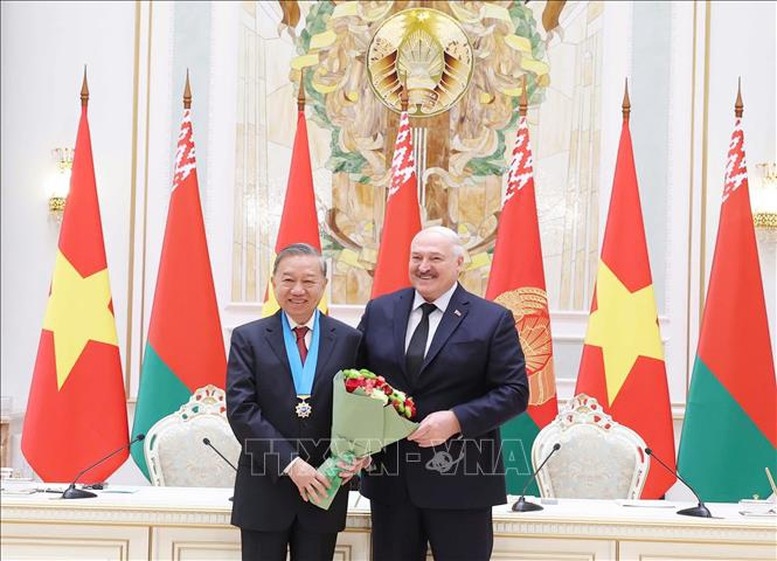 Tổng thống Belarus Aleksandr Lukashenko trao Huân chương Hữu nghị các dân tộc tặng Tổng Bí thư Tô Lâm. Ảnh: TTXVN