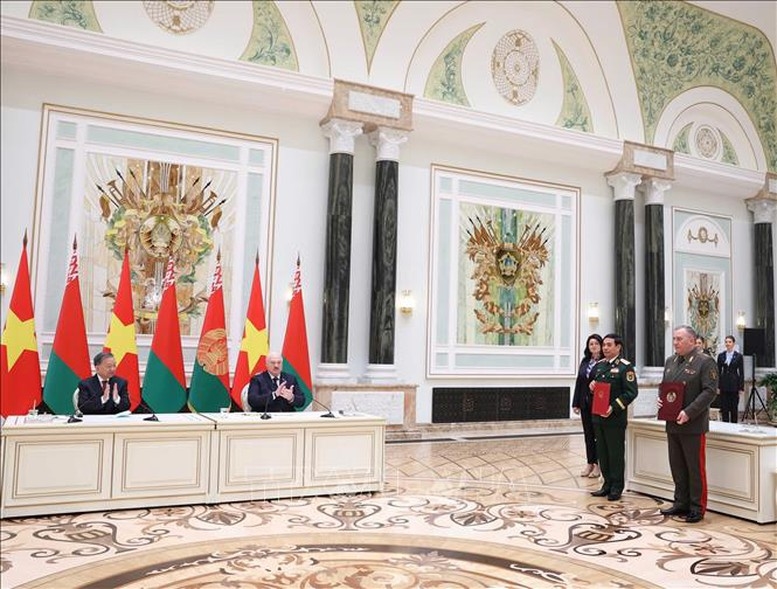 Tổng Bí thư Tô Lâm và Tổng thống Aleksandr Lukashenko chứng kiến Lễ trao Ý định thư về tăng cường hợp tác đào tạo quân nhân và chuyên gia giữa Bộ Quốc phòng Việt Nam và Bộ Quốc phòng Belarus. Ảnh: TTXVN