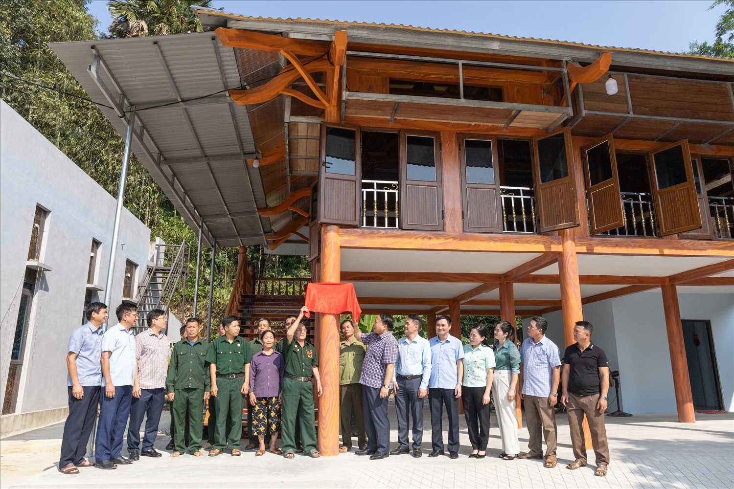 Chủ tịch UBND tỉnh Hà Giang Phan Huy Ngọc kéo băng khánh thành nhà ở của hộ ông Nguyễn Viết Đôn, xã Đồng Yên.