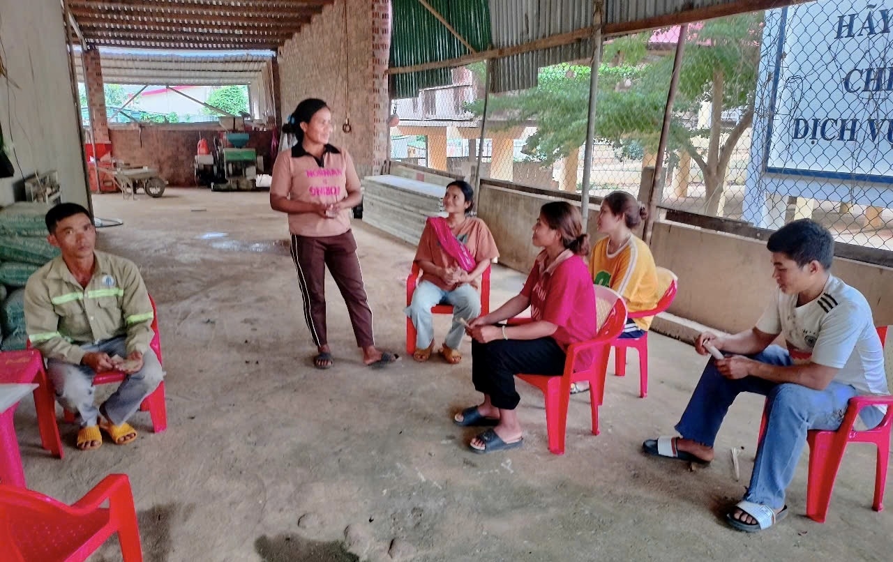 Các hộ dân ở xã Đăk Trăm, huyện Đăk Tô được trả lại tiền đối ứng làm “nhà tình thương” (ảnh do UBND xã Đăk Trăm cung cấp)