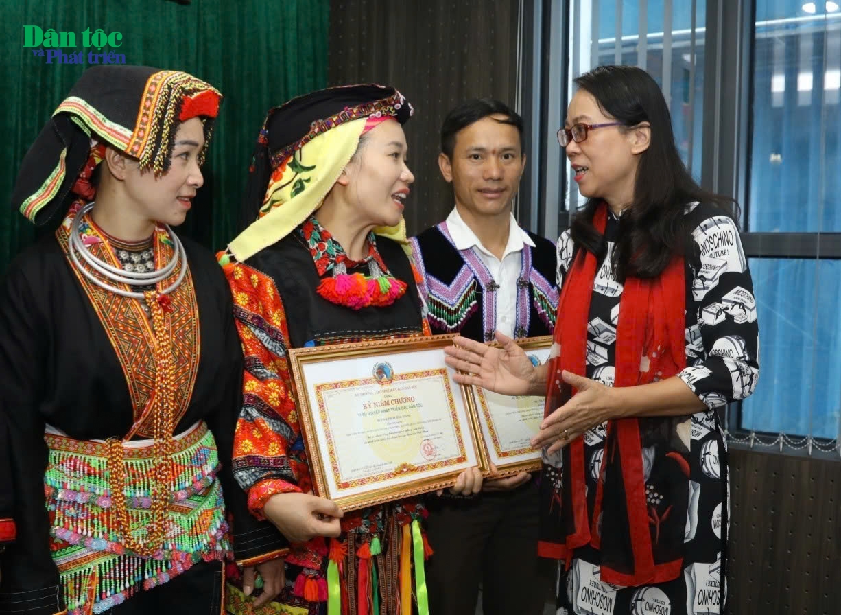 Nguyên Thứ trưởng, Phó Chủ nhiệm Ủy ban Dân tộc Hoàng Thị Hạnh trao Kỷ niệm chương Vì sự phát triển các dân tộc cho giáo viên dân tộc thiểu số tiêu biểu vào năm 2020, trong đó có đại biểu nhóm Dao Lô gang