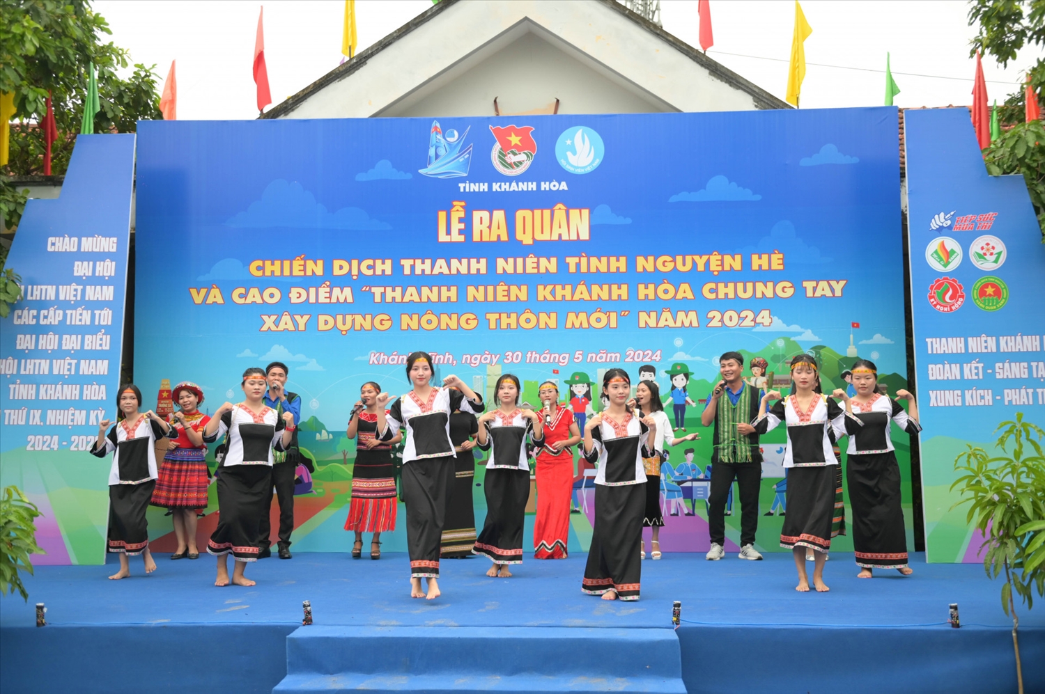 CLB Mặt trời đỏ biểu diễn các tiết mục văn nghệ truyền thống