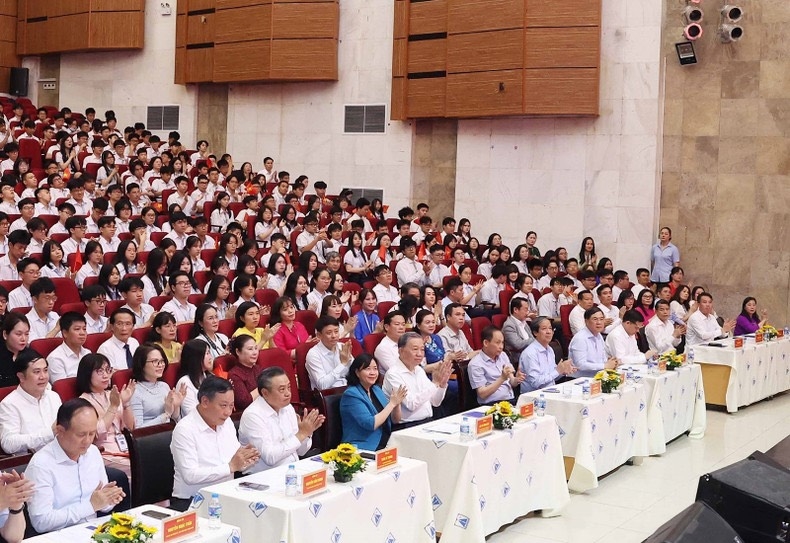 Tổng Bí thư Tô Lâm cùng lãnh đạo Bộ Giáo dục và Đào tạo và thành phố Hà Nội tới thăm Trường THPT Chuyên Hà Nội-Amsterdam.