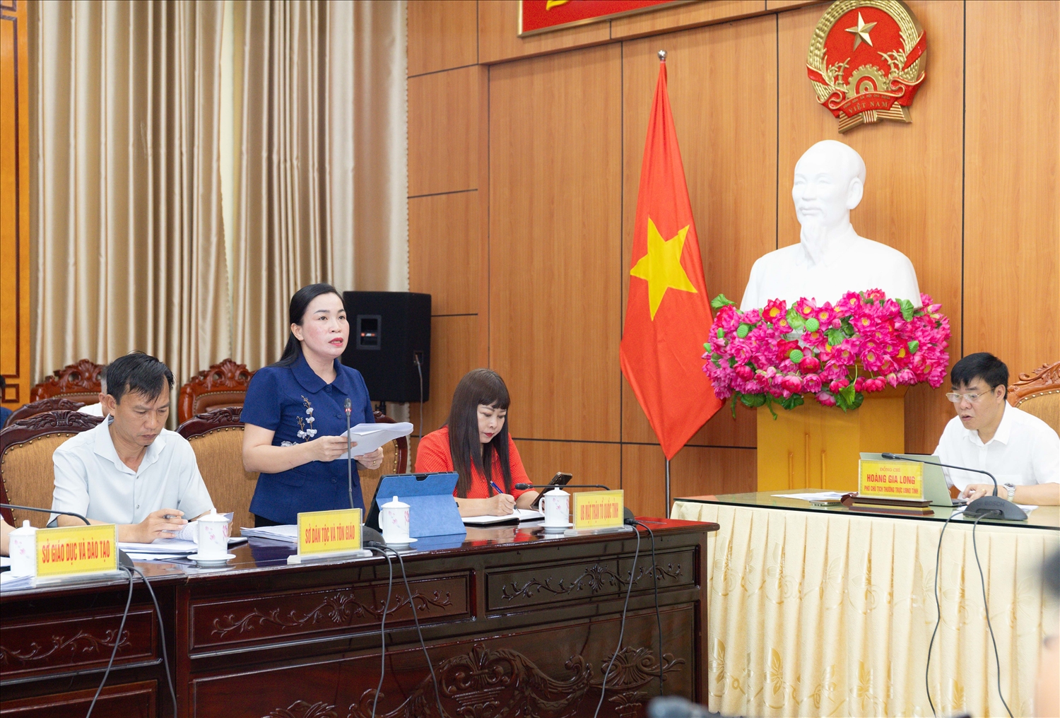 Giám đốc Sở Dân tộc và Tôn giáo tỉnh Hà Giang Chu Thị Ngọc Diệp báo cáo tại Hội nghị.