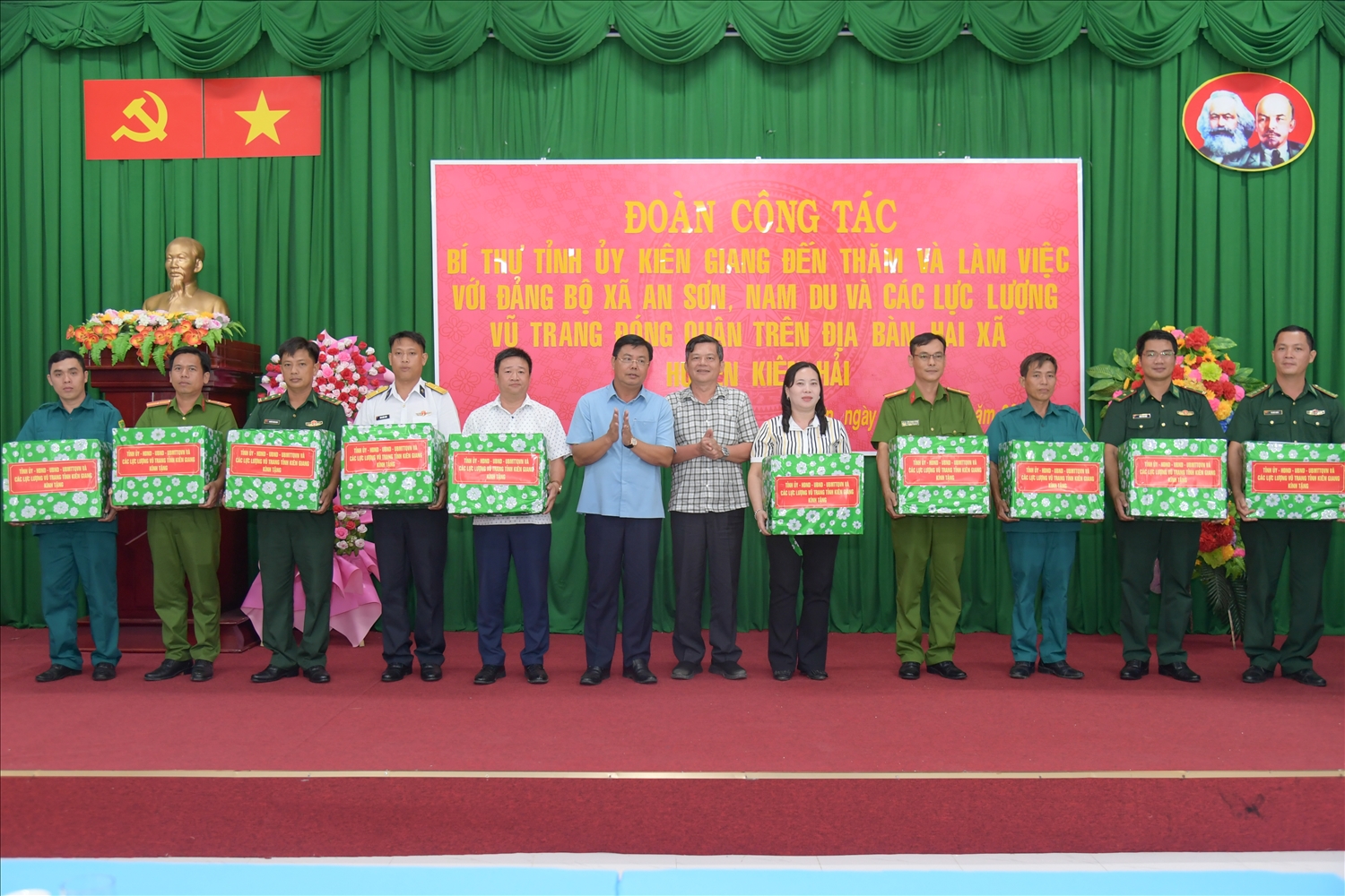 Bí thư Tỉnh ủy Kiên Giang trao quà các đơn vị đứng chân trên địa bàn huyện Kiên Hải 
