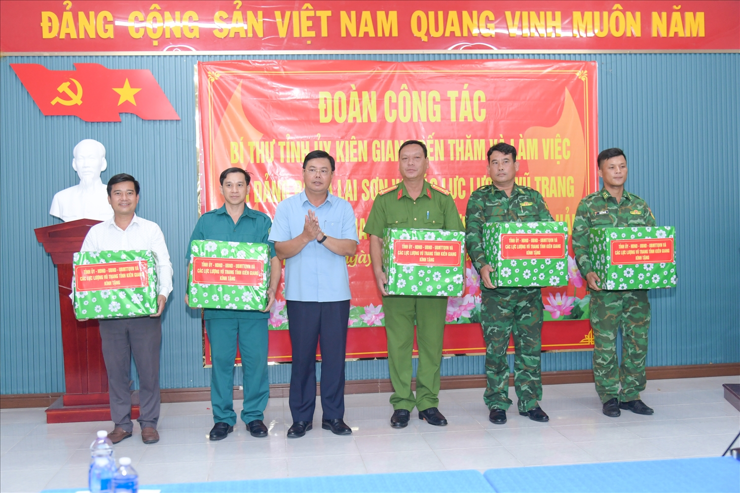 Bí thư Tỉnh ủy Kiên Giang Nguyễn Tiến Hải tặng quà các đơn vị đứng chân trên địa bàn xã Lại Sơn