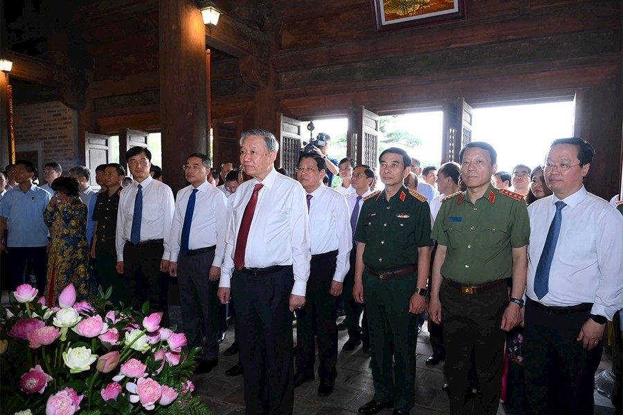 Đồng chí Tổng Bí thư Tô Lâm cùng đoàn đại biểu làm lễ dâng hoa, dâng hương tưởng niệm Chủ tịch Hồ Chí Minh - Ảnh: T.Cường