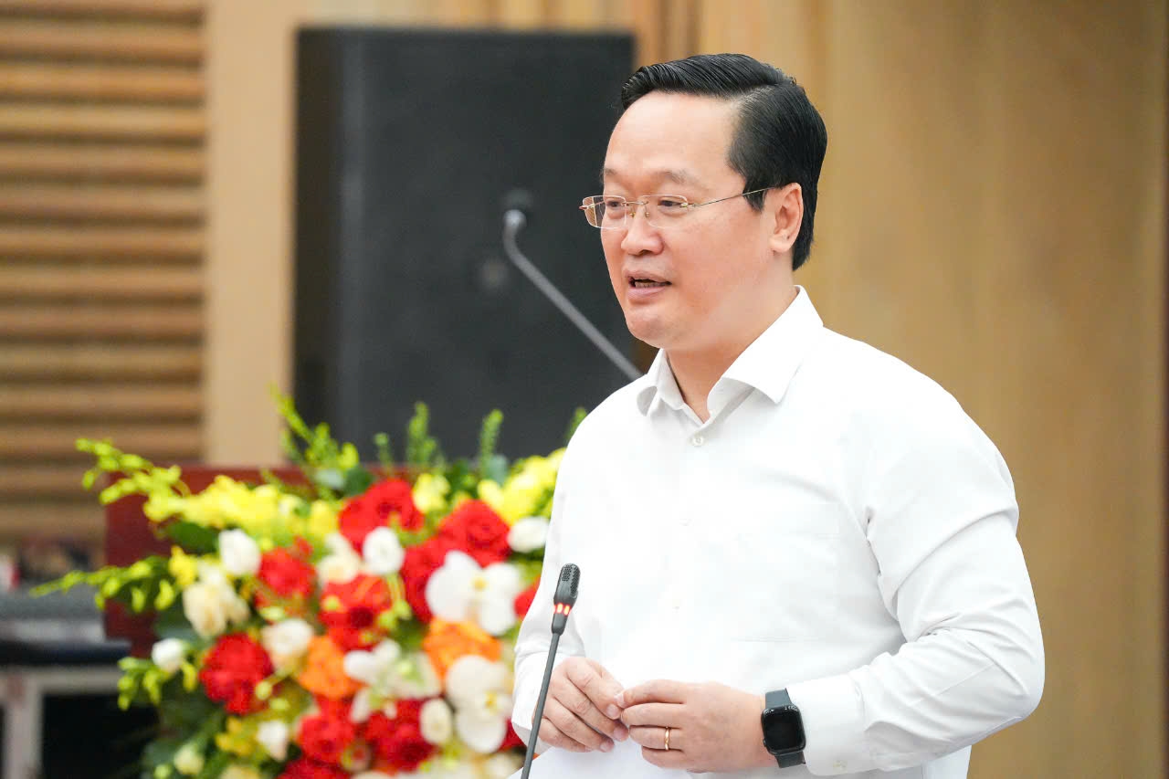 Bí thư Tỉnh ủy Nghệ An Nguyễn Đức Trung báo cáo với Đoàn công tác Trung ương về tình hình, kết quả thực hiện Nghị quyết Đại hội Đảng toàn quốc lần thứ XIII, Nghị quyết Đại hội Đảng bộ tỉnh lần thứ XIX và một số nhiệm vụ trọng tâm năm 2025