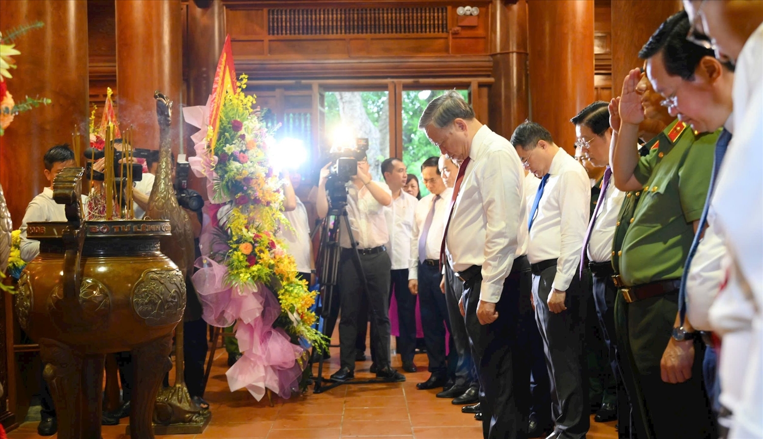 Tổng Bí thư Tô Lâm cùng đoàn công tác Trung ương và lãnh đạo tỉnh Nghệ An nghiêng mình tưởng nhớ công ơn trời biển của Chủ tịch Hồ Chí Minh