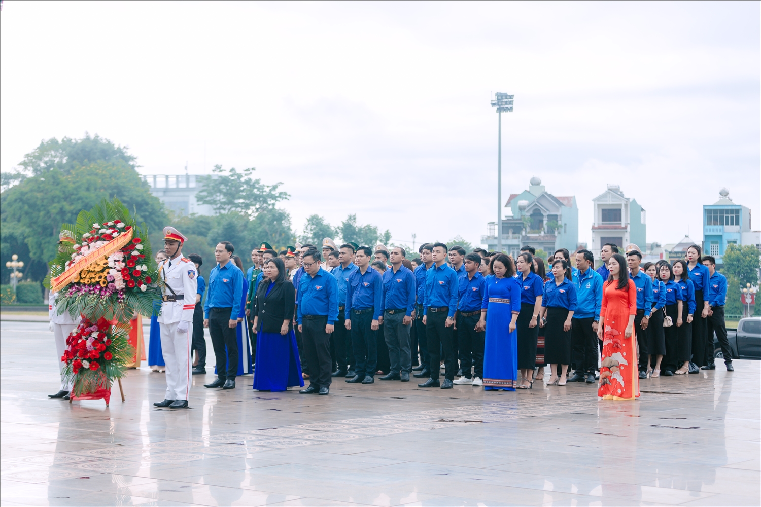 Các địa biểu dâng hoa, báo công tại Tượng đài Bác Hồ với các dân tộc Tây nguyên ở Quảng trường Đại Đoàn Kết, Tp. Pleiku, Gia Lai
