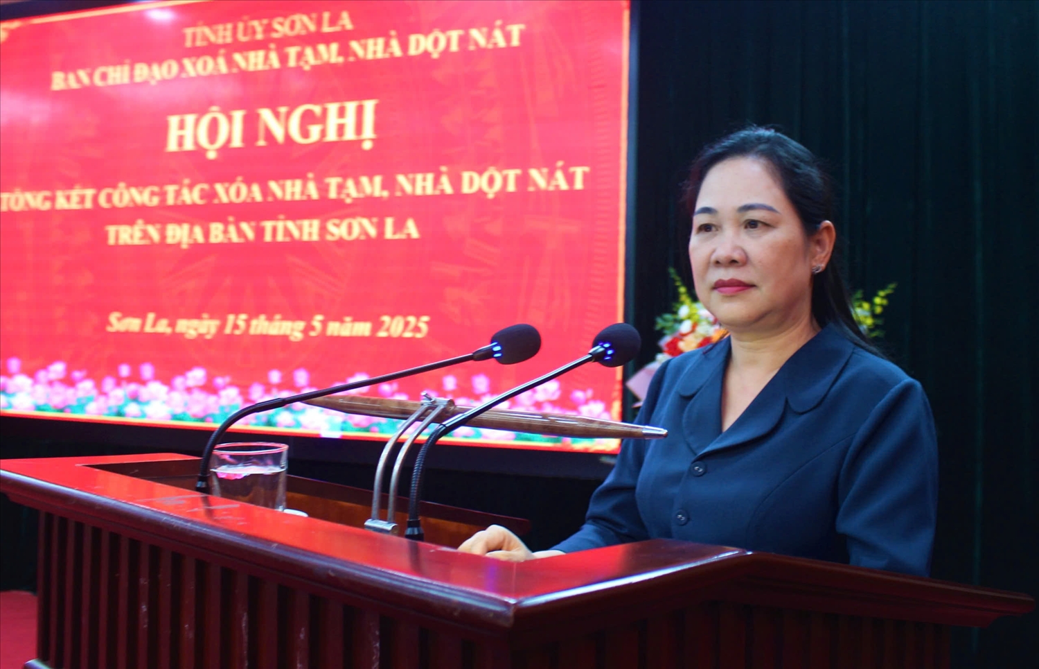 Thứ trưởng Bộ Dân tộc và Tôn giáo Nông Thị Hà chúc mừng và biểu dương những kết quả đạt được của tỉnh Sơn La trong công tác xóa nhà tạm, nhà dột nát