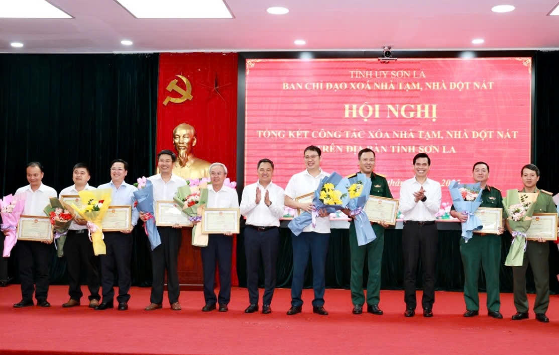 Lãnh đạo tỉnh Sơn La tặng bằng khen cho các tập thể và cá nhân