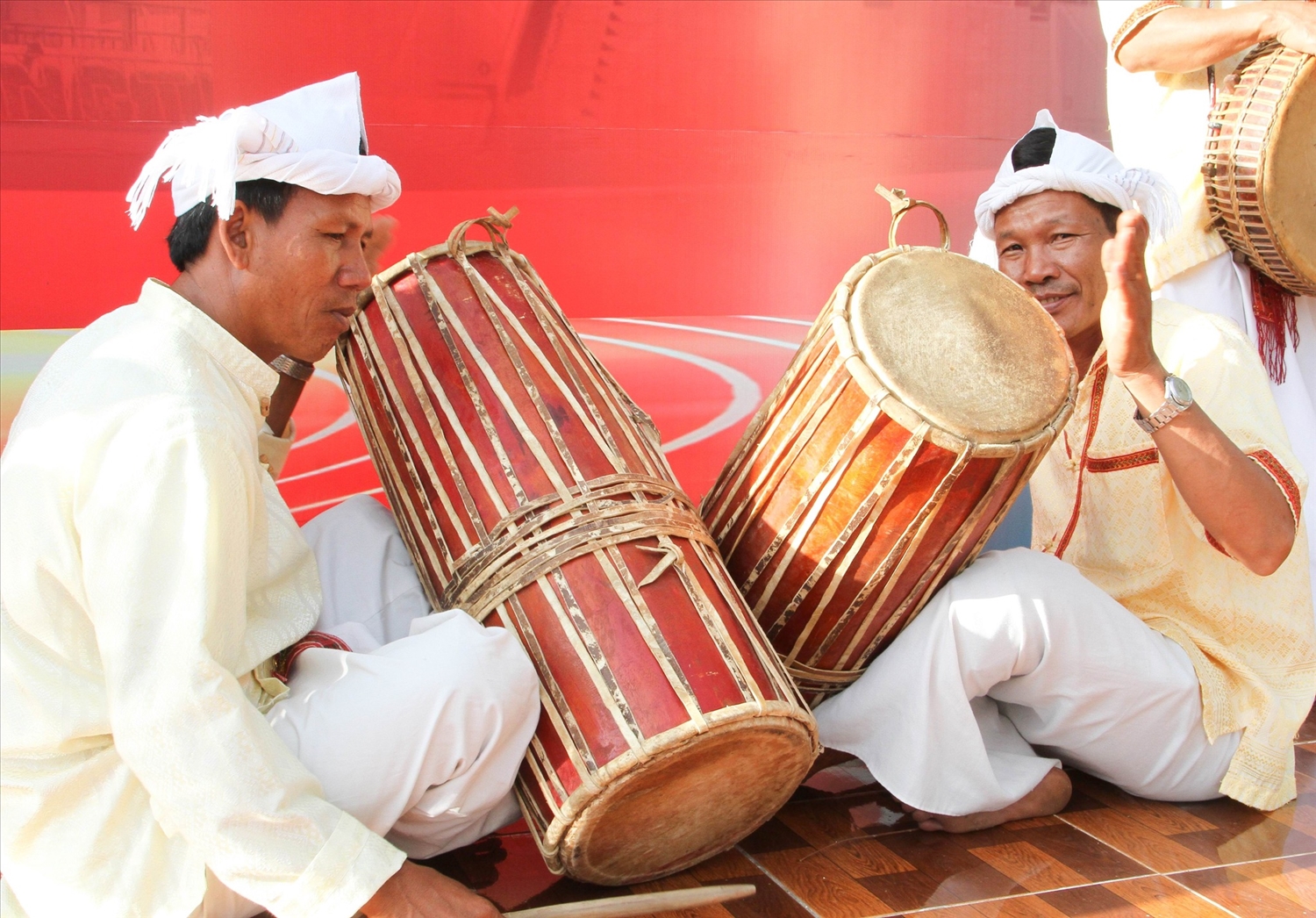 Nghệ nhân Chăm biểu diễn vỗ trống baranưng