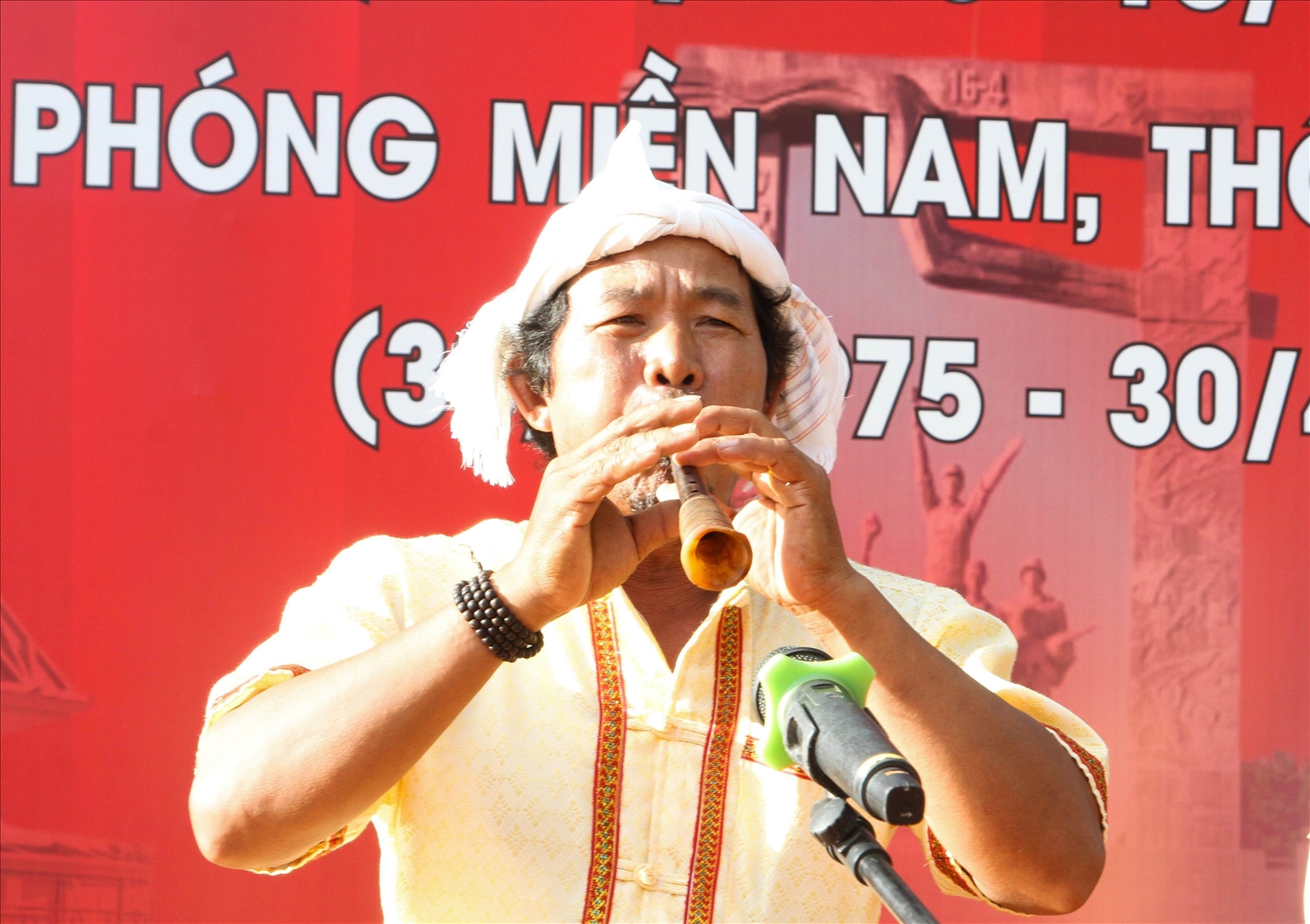 Nghệ nhân Đàng Năng Thạch biểu kèn saranai.