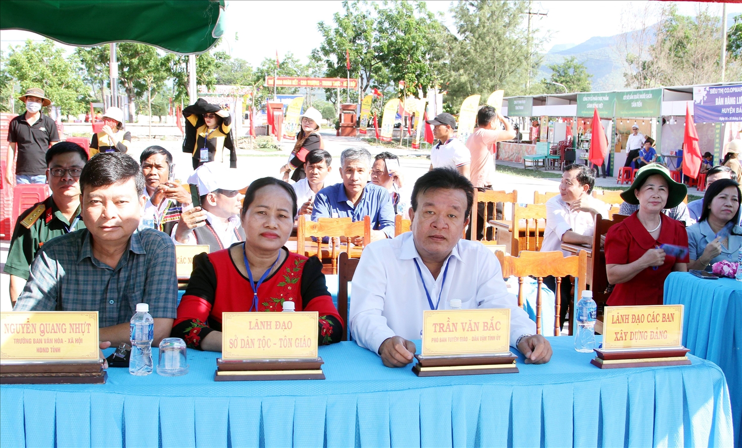 Bà Pi Năng Thị Hốn, Giám đốc Sở Dân tộc và Tôn giáo cùng các đại biểu dự khai mạc Lễ hội Văn hóa Raglay lần thứ III- năm 2025.
