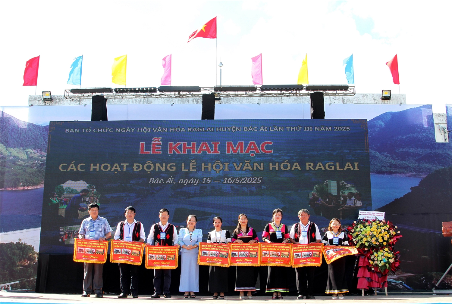 Bà Cấn Thị Hà, Phó Chủ tịch UBND huyện Bác Ái, Trưởng Ban tổ chức Lễ hội Văn hóa Raglay năm 2025 trao cờ lưu niệm cho các đơn vị. 