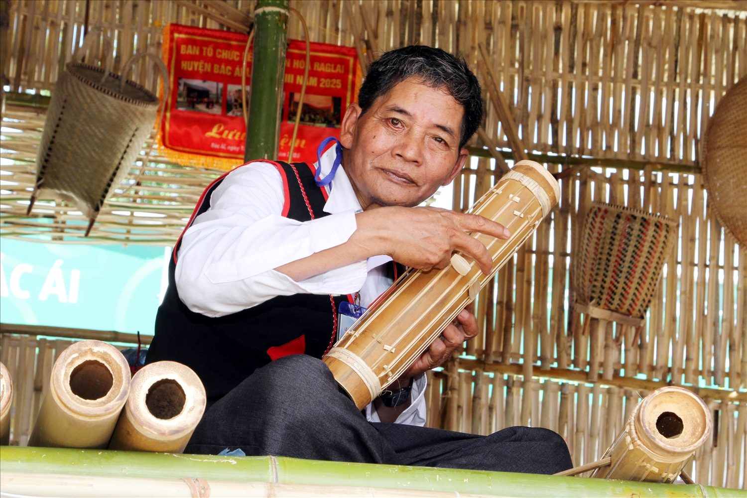 Nghệ nhân Ưu tú Mai Thắm ở xã Phước Thắng chế tác đàn chapi. 