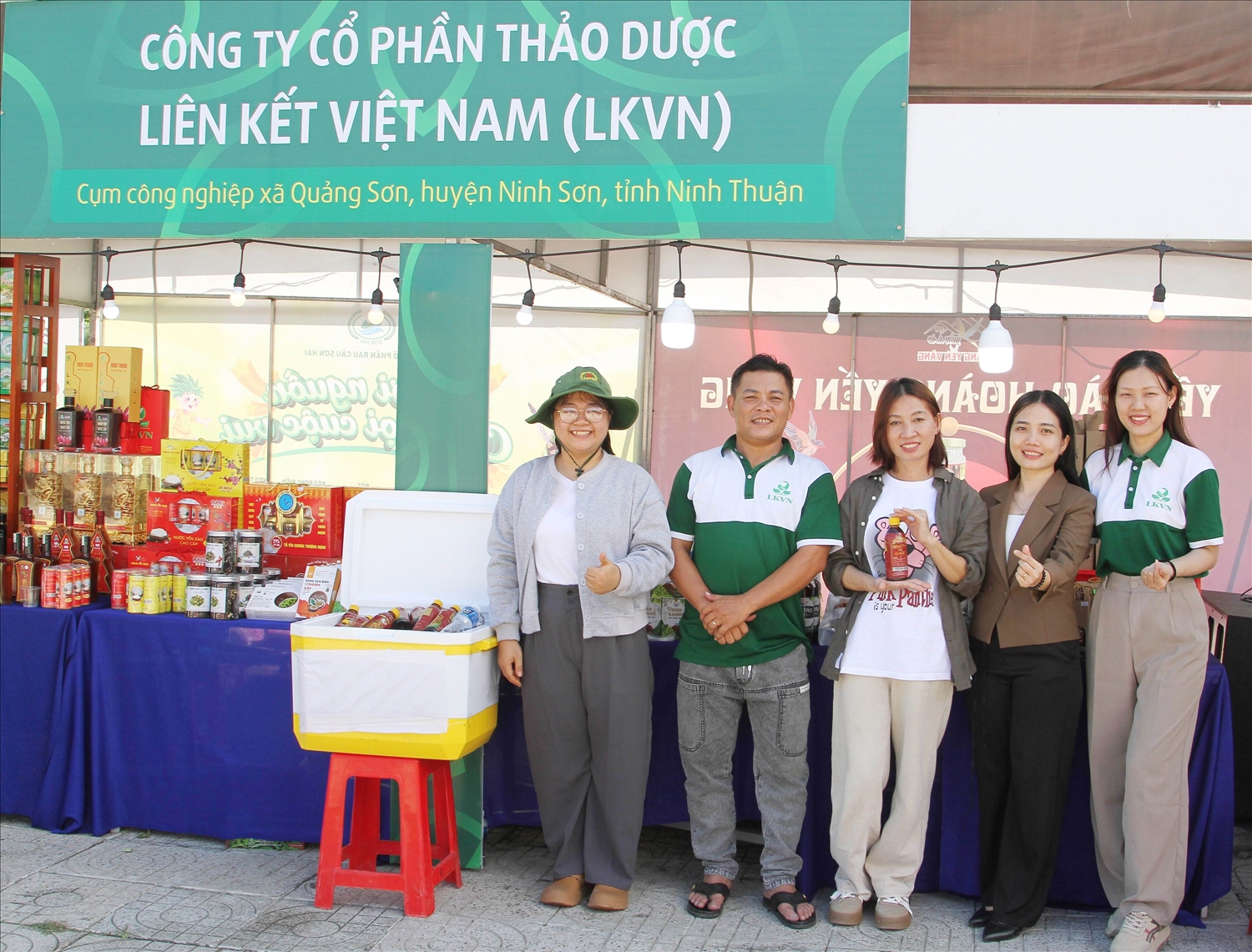 : Gian hàng giới thiệu sản phẩm của Công ty Cổ phần Liên kết Thảo dược Việt Nam. Bác Ái 9: