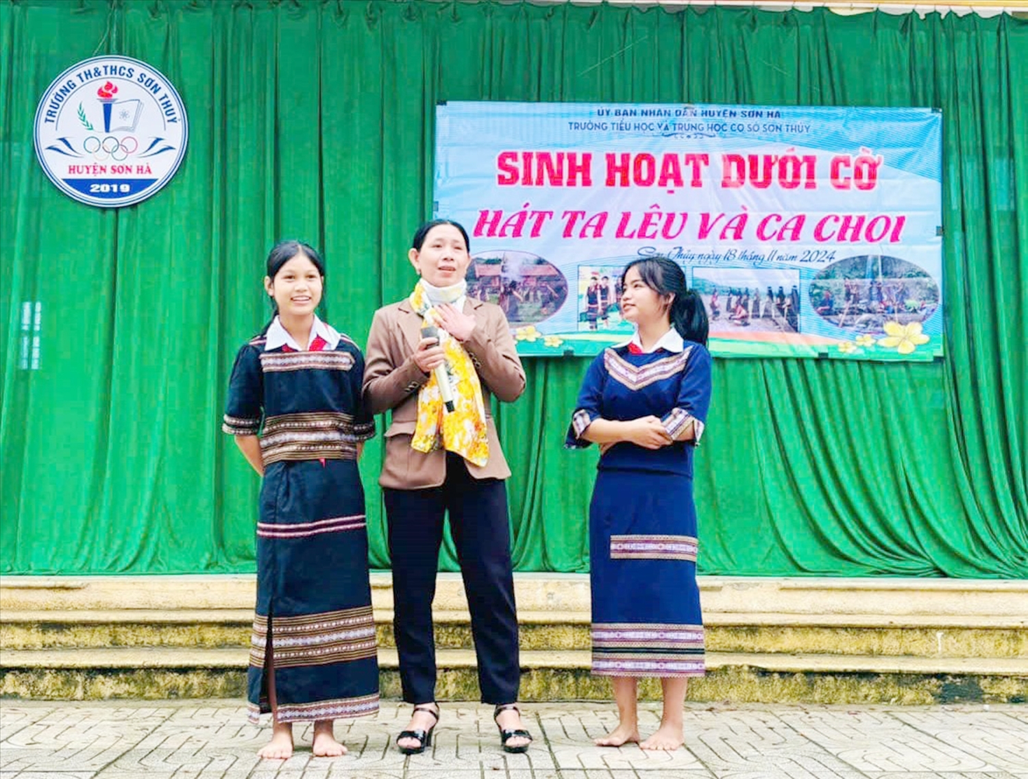 Đưa dạy hát ta lêu và ca chôi vào buổi chào cờ hằng tuần tại một trường học ở huyện Sơn Hà, tỉnh Quảng Ngãi