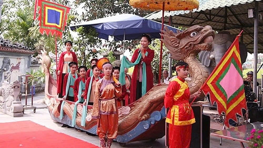 Người dân tổng Gối đã sáng tạo ra loại hình nghệ thuật diễn xướng độc đáo Chèo tàu để ca ngợi ân đức của tướng Văn Dĩ Thành.