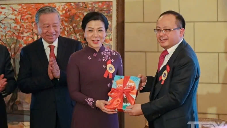 Bộ sách ""Chào Tiếng Việt" vinh dự được Tổng Bí thư Tô Lâm cùng Phu nhân trao quà tặng trong chuyến công tác quốc tế.(Ảnh: TL)