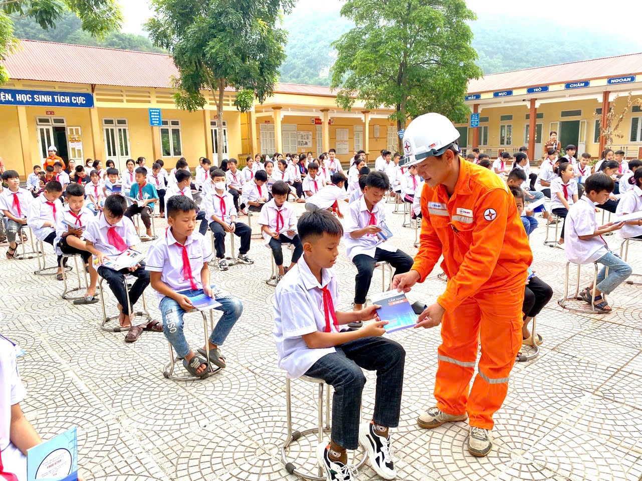 (Ban Chuyên đề-Bài đã ký HĐ của Trưởng ban Chuyên đề) Công ty Điện lực Hòa Bình: Tăng cường đảm bảo hành lang an toàn lưới điện 2