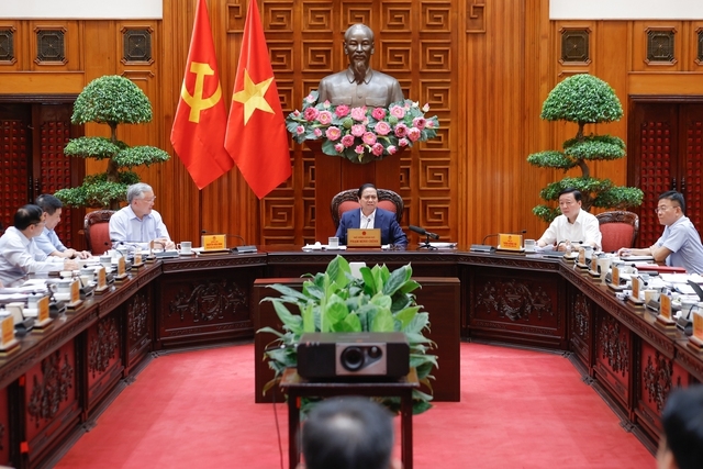 Thủ tướng yêu cầu xây dựng các nghị định phải xác định rõ chủ thể, nội dung, phạm vi nhiệm vụ, quyền hạn, trình tự, thủ tục thực hiện và bảo đảm công khai, minh bạch, gắn với kiểm tra, kiểm soát quyền lực để chính quyền địa phương chủ động, sáng tạo, tự chủ, tự chịu trách nhiệm khi thực hiện - Ảnh: VGP/Nhật Bắc