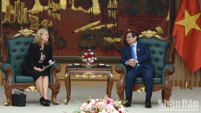 Thủ tướng Phạm Minh Chính tiếp bà Mariam J. Sherman, Giám đốc Quốc gia của Văn phòng Ngân hàng Thế giới (WB) khu vực Việt Nam, Lào, Campuchia. (Ảnh: TRẦN HẢI).