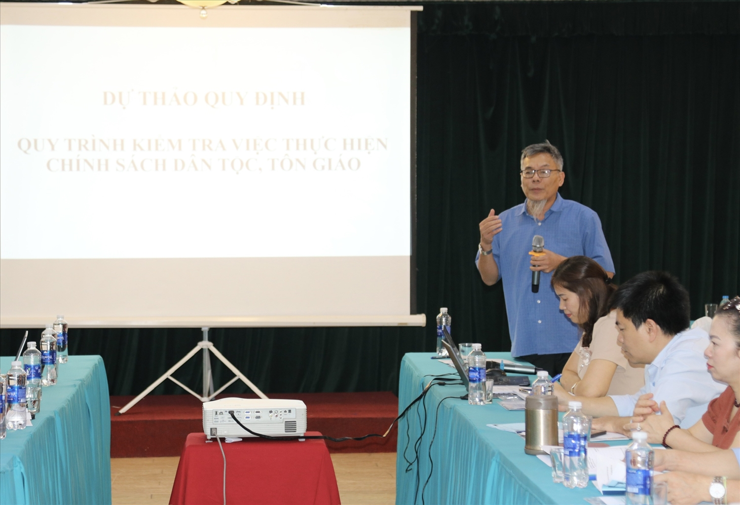 Ông Võ Văn Bảy, Chánh Thanh tra Bộ Dân tộc và Tôn giáo phát biểu tại Hội thảo