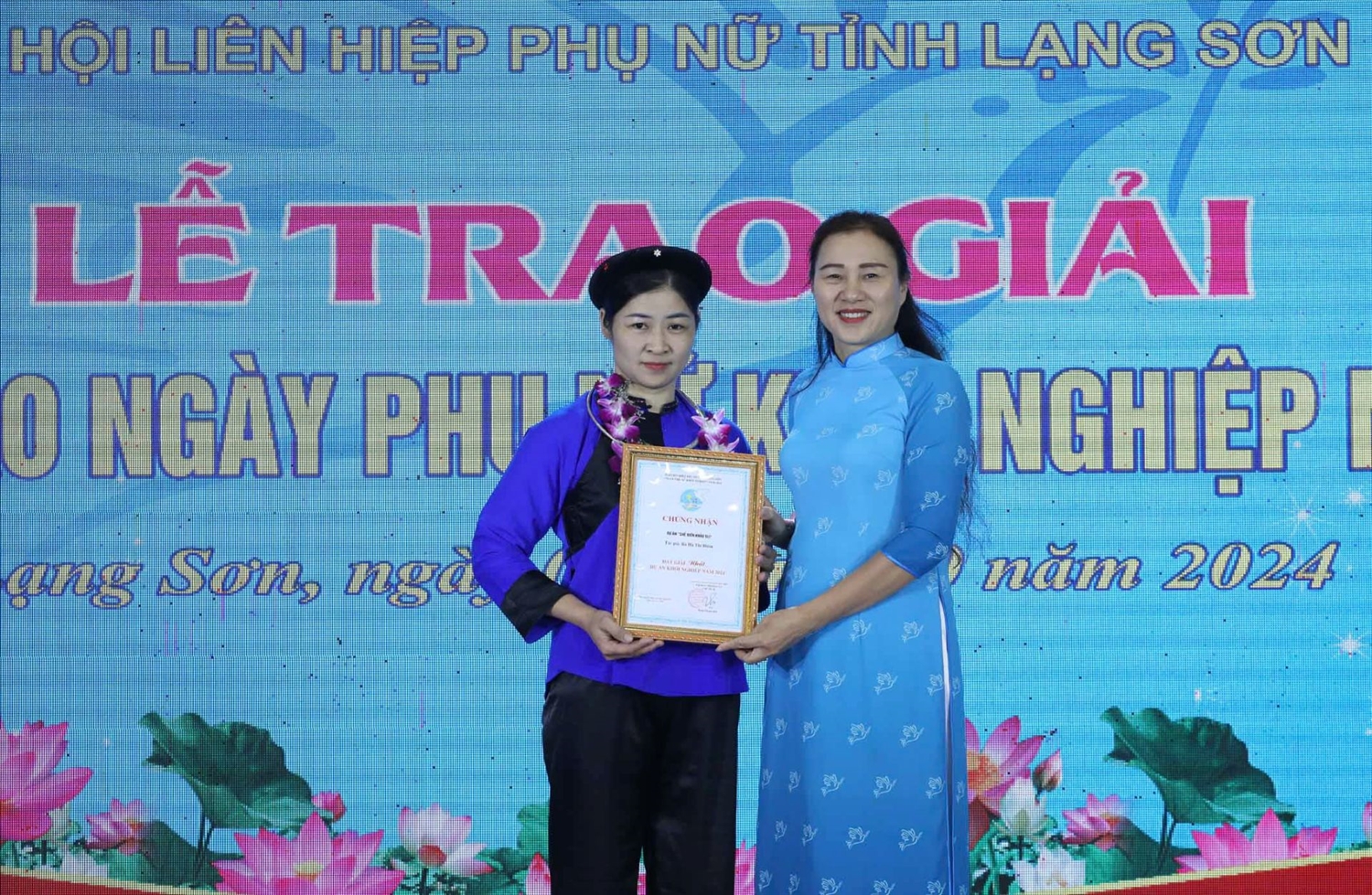 Chị Hà Thị Điềm, hội viên phụ nữ thôn Tân Tiến, xã An Sơn, huyện Văn Quan nhận giải tại Cuộc thi Ngày Phụ nữ khởi nghiệp 2024 do Hội LHPN tỉnh Lạng Sơn tổ chức. Ảnh Triệu Thành