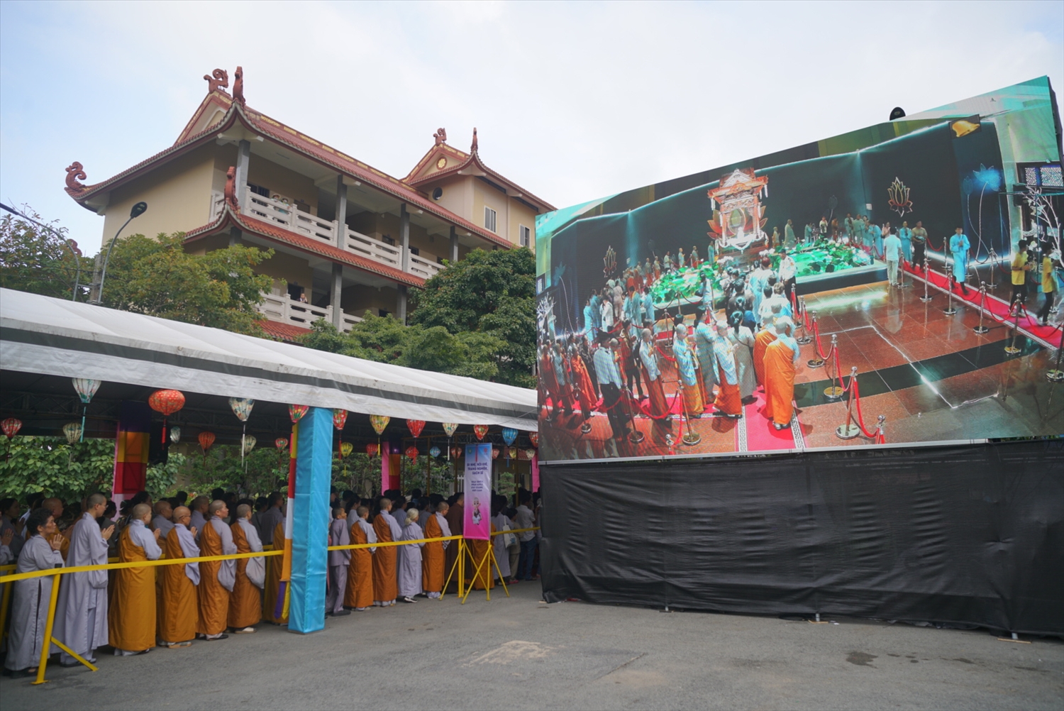 Đại sứ Sandeep Arya rất vui mừng trước sự tôn kính và tình cảm của người dân Việt Nam dành cho Xá lợi của Đức Phật. (Trong ảnh: Người dân xếp hàng dài chờ đợi để được chiêm bái Xá lợi Đức Phật khi được tôn chí tại chùa Thanh Tâm, TP. Hồ Chí Minh)