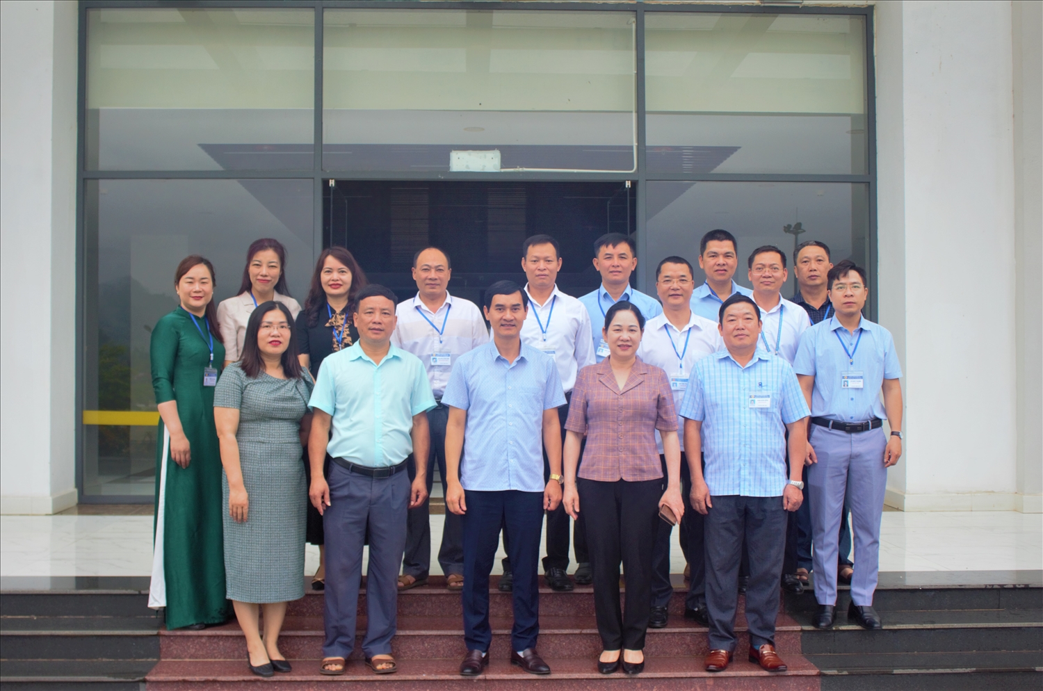Thứ trưởng Bộ Dân tộc và Tôn giáo Nông Thị Hà chụp ảnh lưu niệm cùng lãnh đạo và cán bộ, công chức Sở Dân tộc và Tôn giáo tỉnh Sơn La