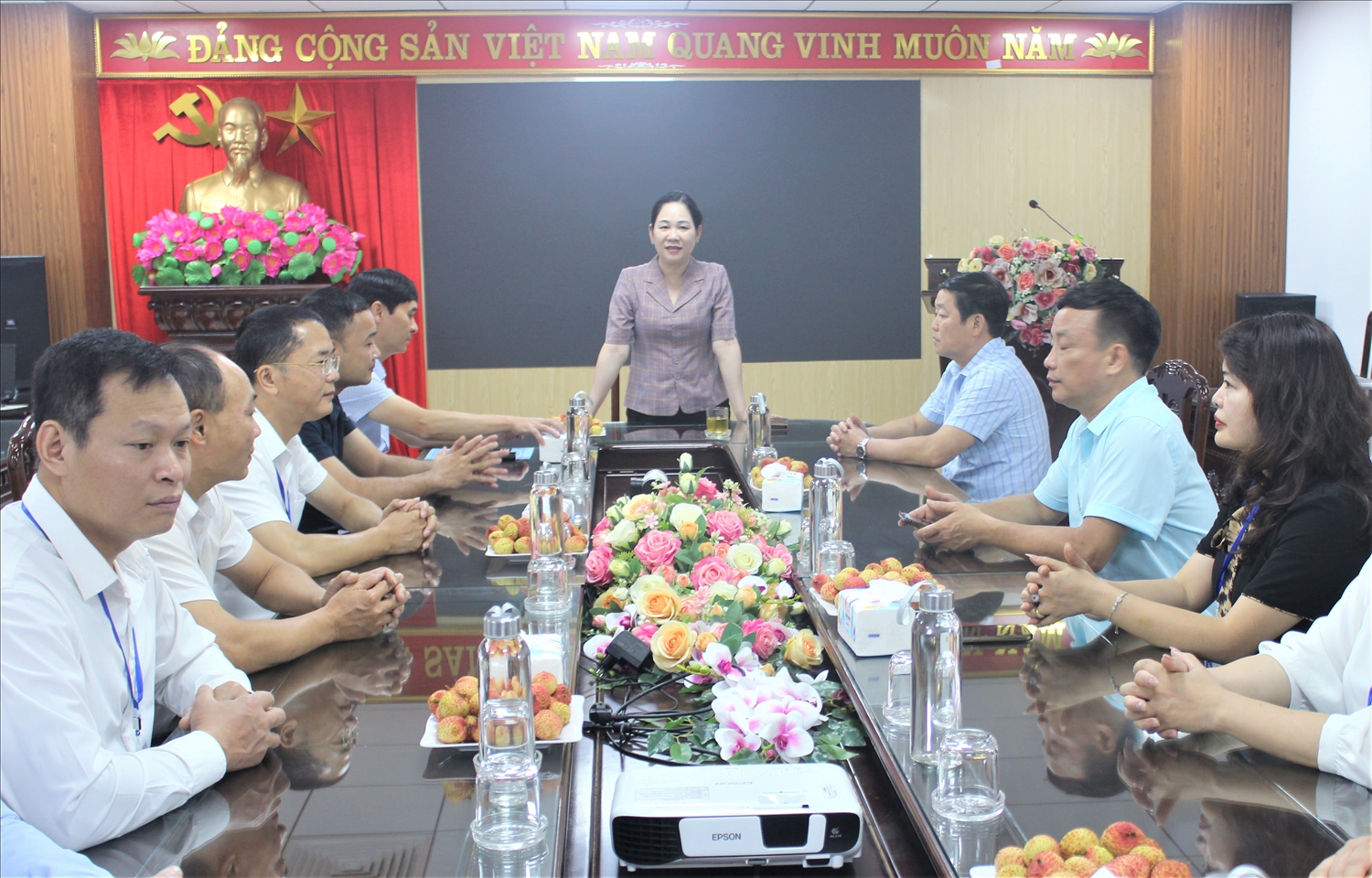 Quang cảnh buổi làm việc