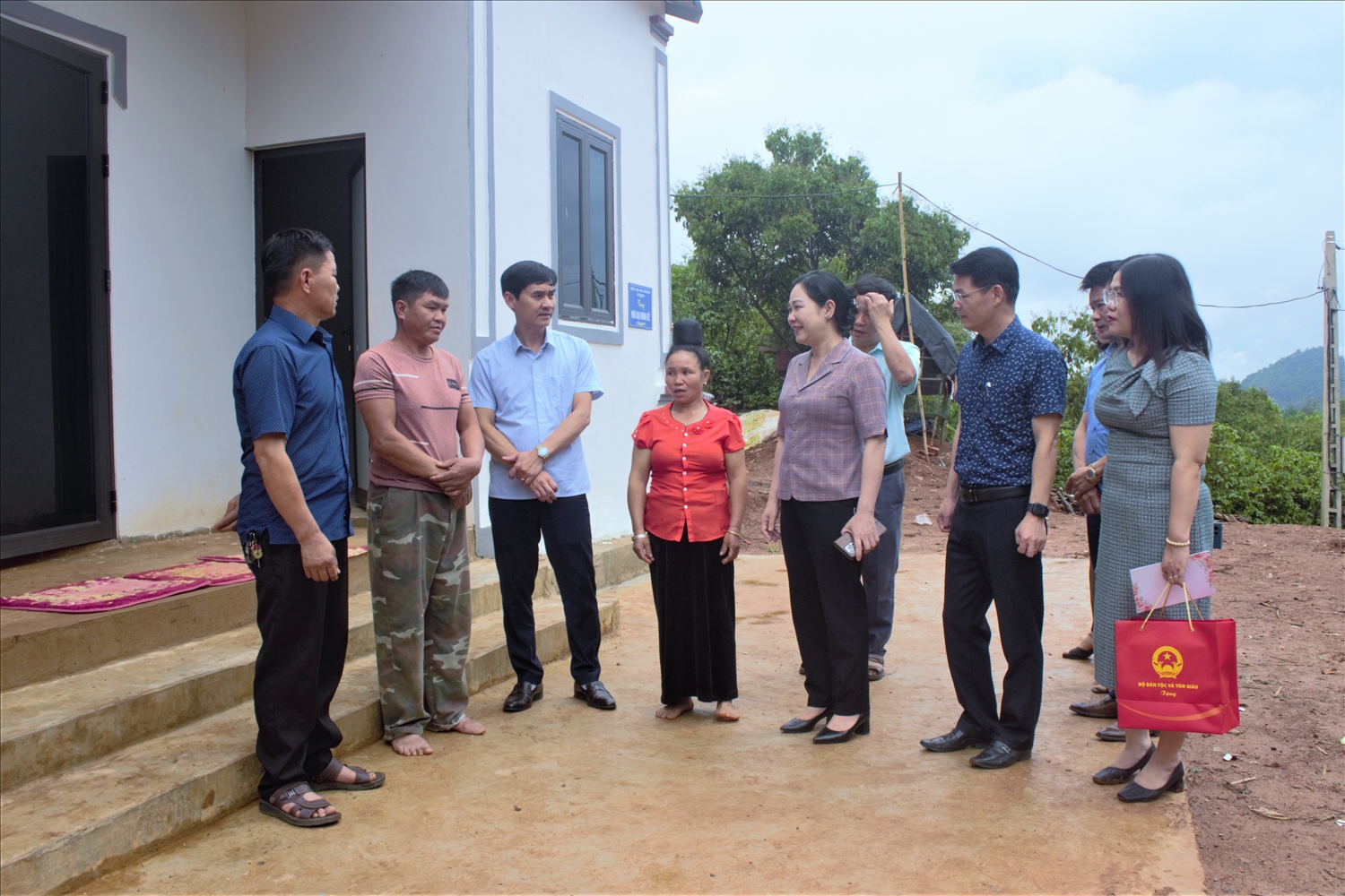 Thứ trưởng Bộ Dân tộc và Tôn giáo Nông Thị Hà và đoàn công tác thăm gia đình ông Lò Văn Bun, bản Mạt, xã Chiềng Mung, huyện Mai Sơn, tỉnh Sơn La.