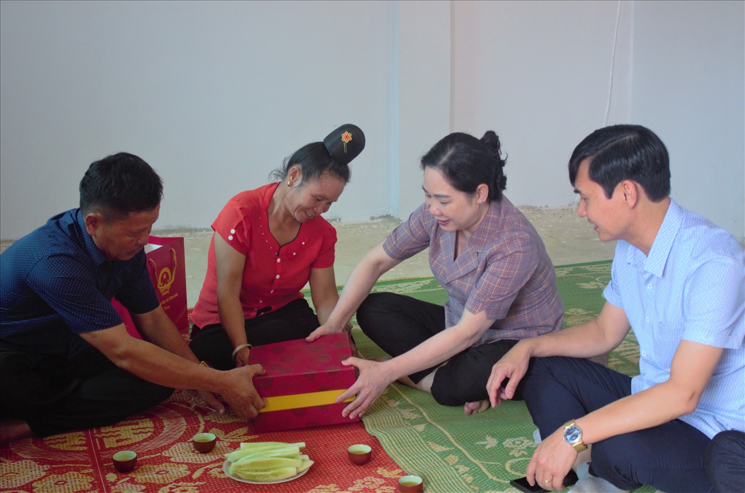 Phần quà của Thứ trưởng Nông Thị Hà là một lời động viên các các hộ gia đình vươn lên thoát nghèo