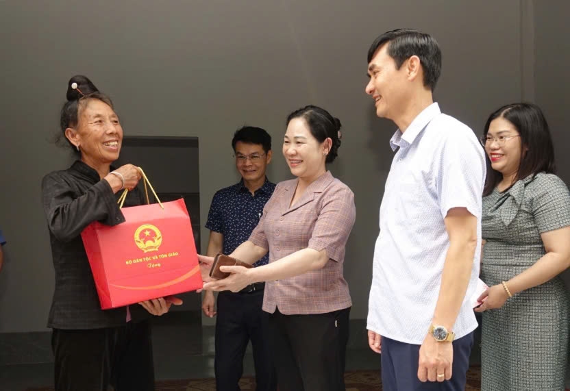 Thứ trưởng Bộ Dân tộc và Tôn giáo Nông Thị Hà và đoàn công tác thăm, động viên gia đình bà Tòng Thị Xuân, bản Đúc Hản, xã Chiềng Mung, huyện Mai Sơn, tỉnh Sơn La.