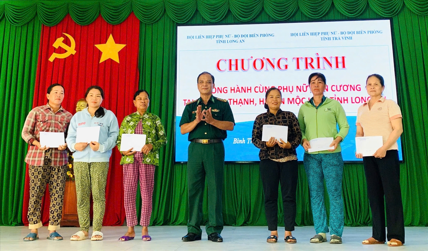 Đại tá Trần Văn Oanh, Phó Chính ủy BĐBP tỉnh Trà Vinh, trao sinh kế cho 06 Hội viên, hộ phụ nữ biên giới khó khăn.