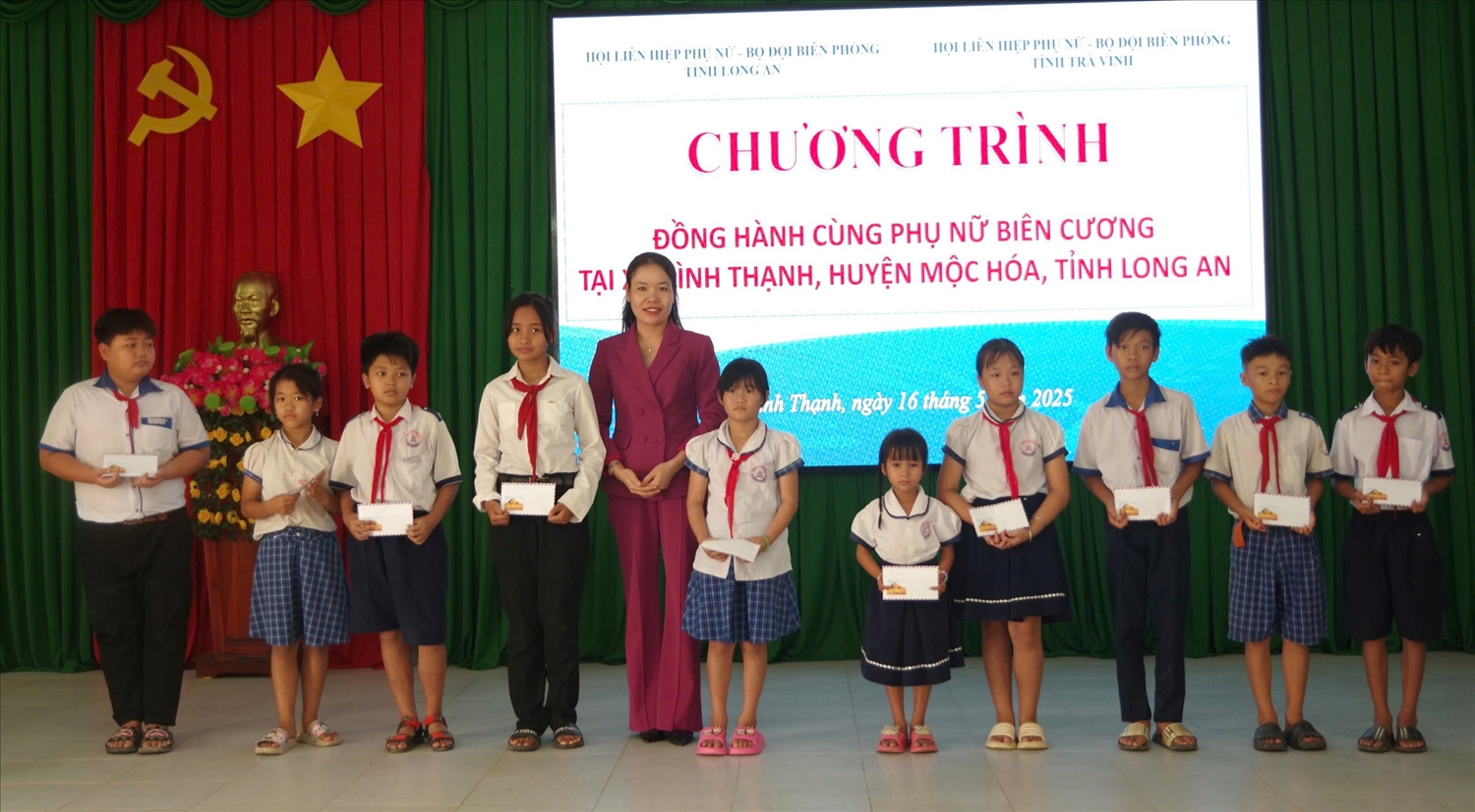 Bà Trịnh Thị Phương, Phó Chủ tịch Thường trực Hội LHPN tỉnh Trà Vinh trao học bổng cho các em học sinh nghèo, vượt khó học giỏi.