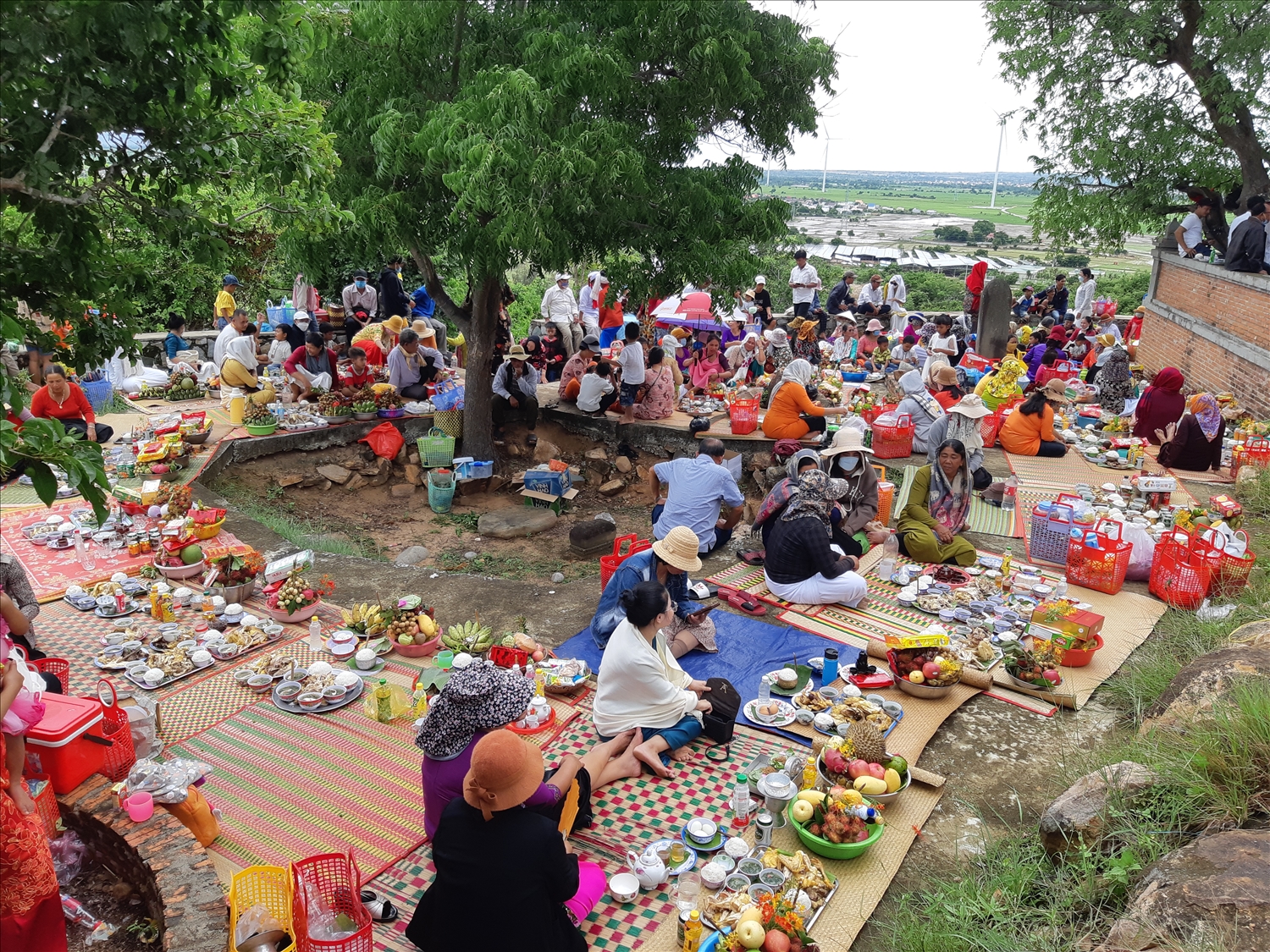 Cộng đồng Chăm cúng lễ Katê tại đền tháp Po Ramê