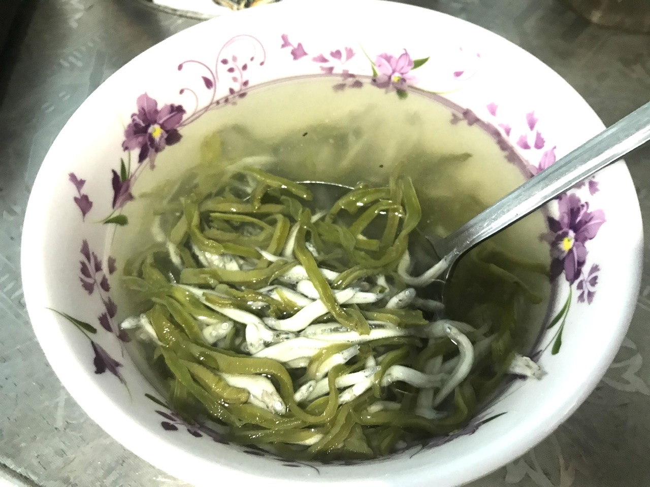 Tô canh lưỡi rồng nấu với cá cơm biển -Ảnh: H.H.THẾ.