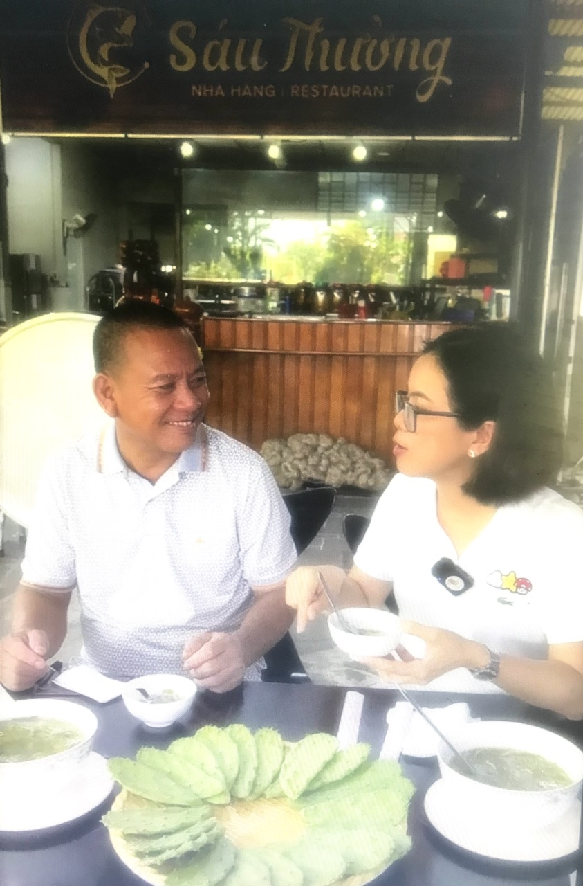 Khách thưởng thức món canh lưỡi rồng ở nhà hàng Sáu Thường (khu phố Phú Thọ 2, phường Hoà Hiệp Trung, TX.Đông Hoà, tỉnh Phú Yên) . Ảnh: H.H.THẾ. 