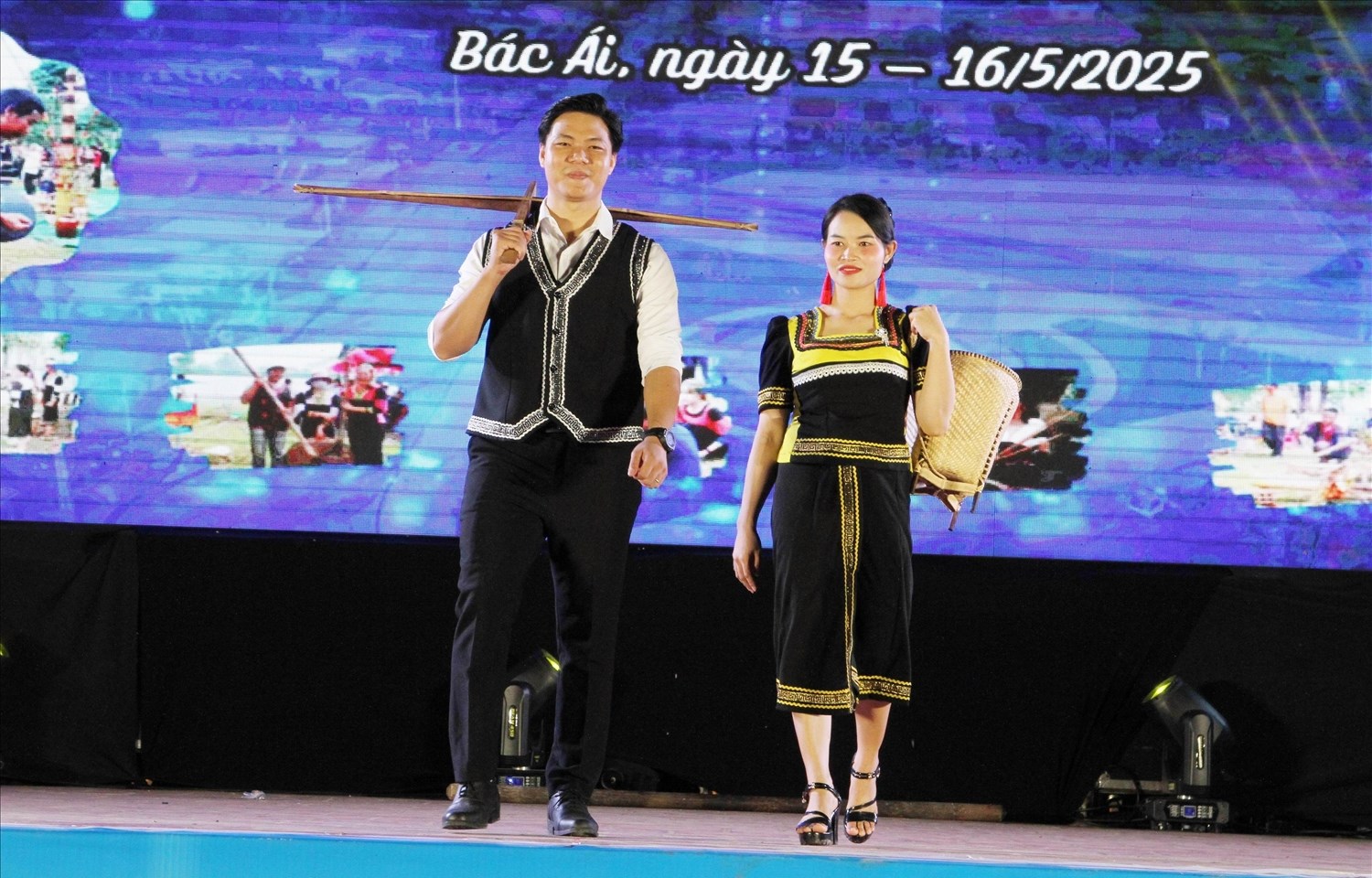 Thí sinh Cao Xuân Hành và Katơr Thị Hiệp ở xã Phước Hòa thi trang phục truyền thống Raglay.