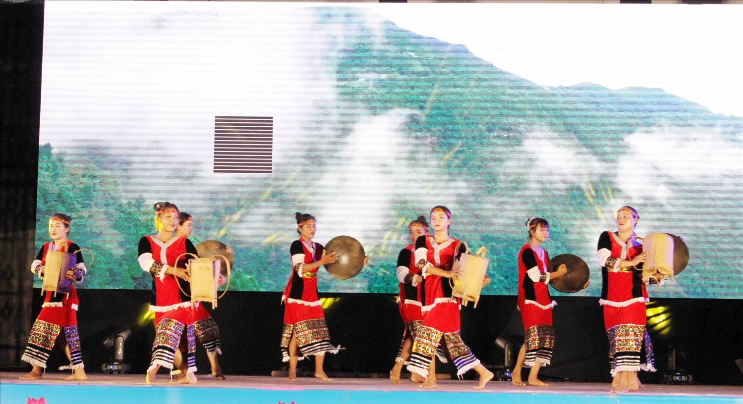 Tiết mục hát múa Vui Hội Raglay do diễn viên đội xã Phước Chính biểu diễn.